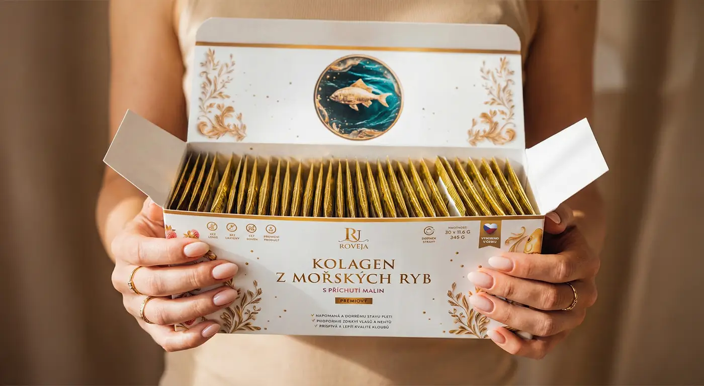 Žena držící otevřené balení Roveja – mořský kolagen s příchutí malin, prémiový doplněk stravy v jednotlivých sáčcích